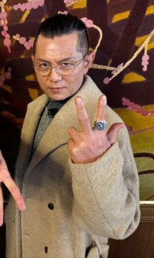 由 Koji Matoba 穿着
