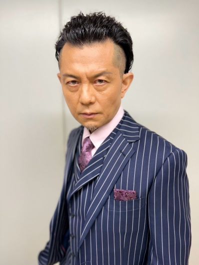由 Koji Matoba 穿着