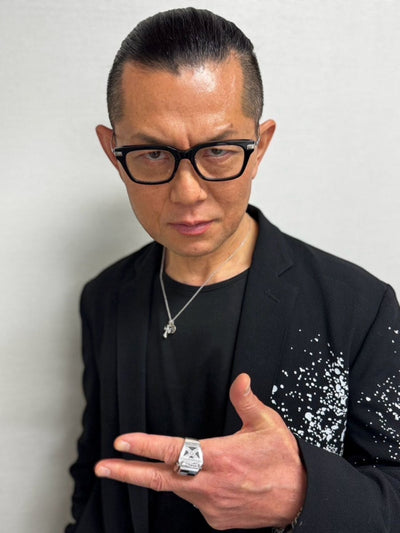 由 Koji Matoba 穿着
