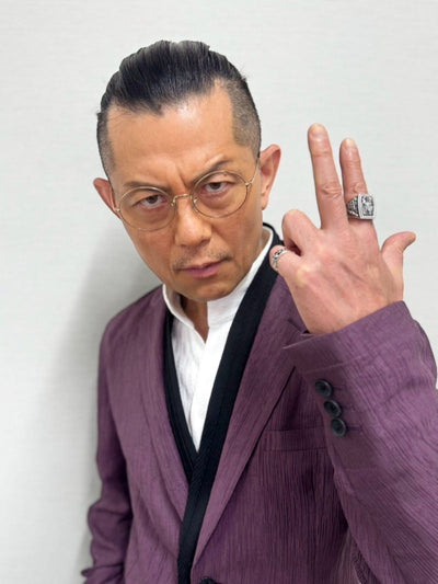 由 Koji Matoba 穿着