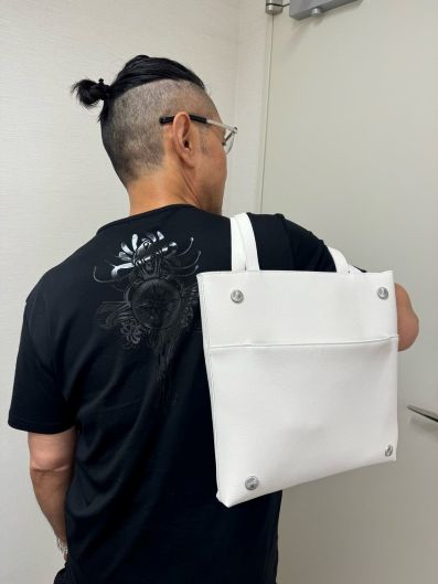 由 Koji Matoba 穿着