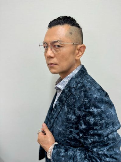 由 Koji Matoba 穿着